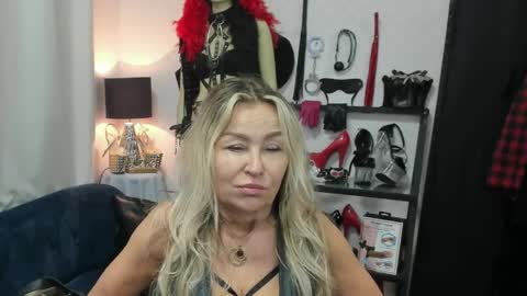 Snapshot of crystalxohotty chatting on 05/27/26, 04:31 CrystalHotty online show from 05/27/26, 04:31