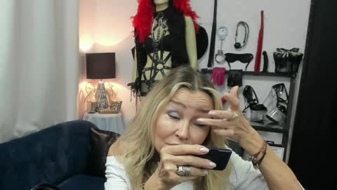 Snapshot of crystalxohotty chatting on 06/10/26, 04:45 CrystalHotty online show from 06/10/26, 04:45