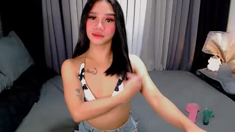 Snapshot of crytastal_lust1212 chatting on 10/19/25, 12:28 bea takashi online show from 10/19/25, 12:28