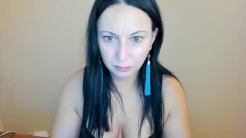 Snapshot of cuckqueenxxl chatting on 09/12/25, 12:38 HELEN online show from 09/12/25, 12:38