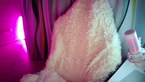 Snapshot of cuddleemily chatting on 03/18/26, 06:44 CuddleEmily online show from 03/18/26, 06:44