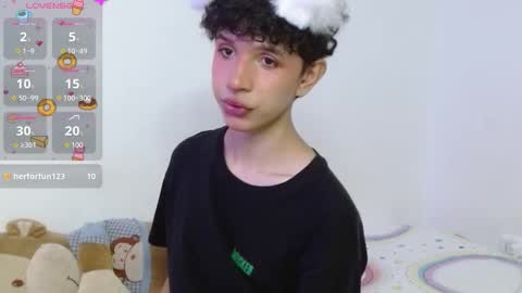 Snapshot of cuddly_twinkie chatting on 11/20/25, 10:53 Cuddly online show from 11/20/25, 10:53