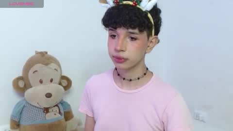 Snapshot of cuddly_twinkie chatting on 12/04/25, 08:28 Cuddly online show from 12/04/25, 08:28