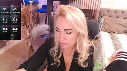 Snapshot of cuddlylina chatting on 10/25/25, 09:42 CuddlyLina online show from 10/25/25, 09:42