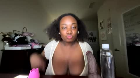 Snapshot of cum4maxsgirl chatting on 05/10/26, 10:37 cutiecamgirl 3 online show from 05/10/26, 10:37
