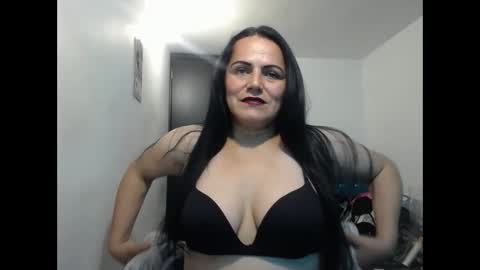Snapshot of cumeva69 chatting on 01/01/25, 06:38 cumEva69 online show from 01/01/25, 06:38