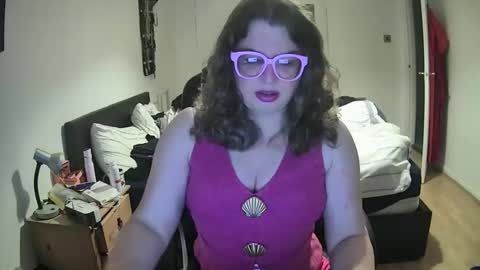 Snapshot of curleyshirley chatting on 10/16/25, 10:11 Shirley online show from 10/16/25, 10:11
