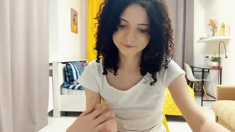 Snapshot of curlixiee chatting on 06/21/26, 11:18 Kira online show from 06/21/26, 11:18