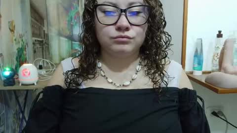 Snapshot of curly_greeneyed chatting on 04/24/26, 03:42 Vannesa online show from 04/24/26, 03:42