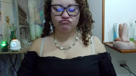 Snapshot of curly_greeneyed chatting on 05/08/26, 02:50 Vannesa online show from 05/08/26, 02:50
