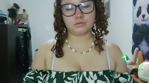 Snapshot of curly_greeneyed chatting on 05/28/26, 01:14 Vannesa online show from 05/28/26, 01:14