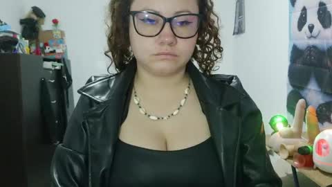 Snapshot of curly_greeneyed chatting on 05/30/26, 01:03 Vannesa online show from 05/30/26, 01:03