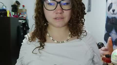 Snapshot of curly_greeneyed chatting on 06/12/26, 01:04 Vannesa online show from 06/12/26, 01:04