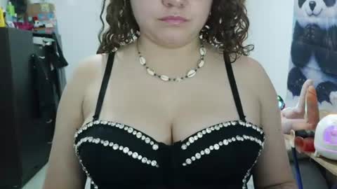 Snapshot of curly_greeneyed chatting on 06/26/26, 01:43 Vannesa online show from 06/26/26, 01:43