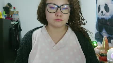 Snapshot of curly_greeneyed chatting on 07/04/26, 05:02 Vannesa online show from 07/04/26, 05:02