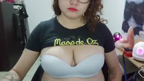 Snapshot of curly_greeneyed chatting on 07/10/26, 02:38 Vannesa online show from 07/10/26, 02:38