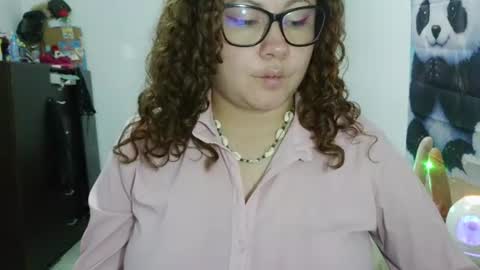 Snapshot of curly_greeneyed chatting on 07/24/26, 02:09 Vannesa online show from 07/24/26, 02:09