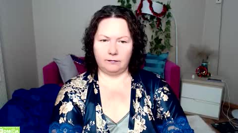 Snapshot of curvy_girlz chatting on 12/18/25, 03:40 curvy_girlz online show from 12/18/25, 03:40