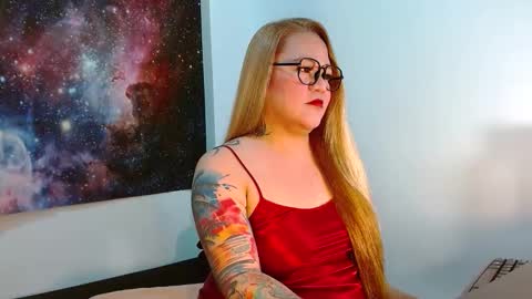 Snapshot of curvycherry4u chatting on 10/22/25, 03:29 C H E R R Y online show from 10/22/25, 03:29