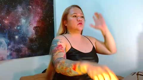 Snapshot of curvycherry4u chatting on 10/29/25, 04:04 C H E R R Y online show from 10/29/25, 04:04