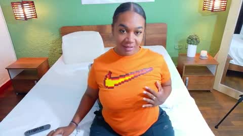Snapshot of curvyebonyy_ chatting on 10/10/25, 08:30 Danna online show from 10/10/25, 08:30