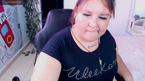 Snapshot of curvyema chatting on 01/25/25, 06:46 EMA online show from 01/25/25, 06:46