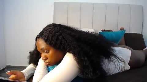 Snapshot of cute_ass18 chatting on 11/03/25, 08:37 Liya online show from 11/03/25, 08:37