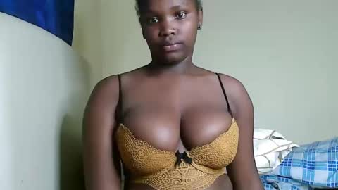 Snapshot of cute_beb2 chatting on 01/18/25, 12:26 V EE online show from 01/18/25, 12:26