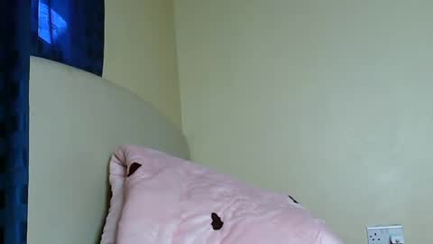 Snapshot of cute_beb2 chatting on 01/21/25, 01:00 V EE online show from 01/21/25, 01:00