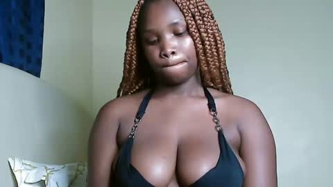 Snapshot of cute_beb2 chatting on 02/18/25, 12:17 V EE online show from 02/18/25, 12:17