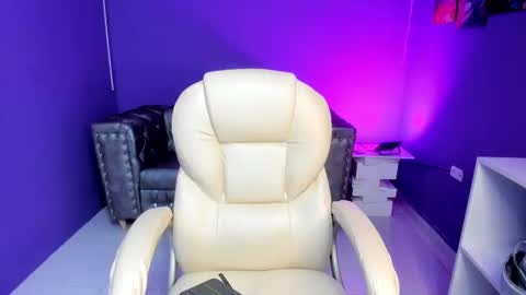 Snapshot of cute_cinnamon chatting on 12/04/25, 04:33 Abby online show from 12/04/25, 04:33