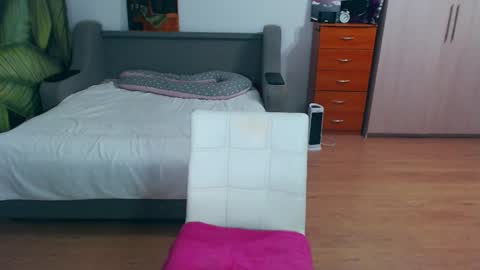 cute_jes online show from 10/27/25, 06:45