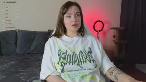 Snapshot of cute_junk chatting on 11/25/25, 04:23 Kite and Jack online show from 11/25/25, 04:23