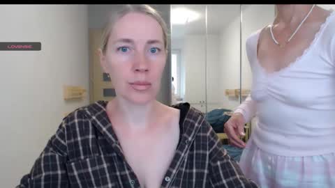 cute_lion_ online show from 10/15/25, 02:39