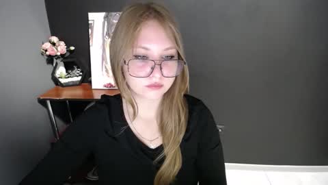 Veronica online show from 10/10/25, 07:07