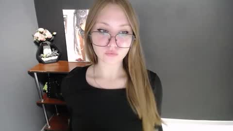 Veronica online show from 10/27/25, 11:47