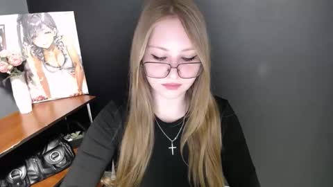 Snapshot of cute_minx chatting on 05/25/26, 06:30 Veronica online show from 05/25/26, 06:30