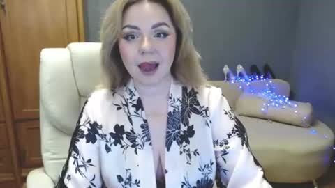 cute_phoenix online show from 06/19/26, 07:17