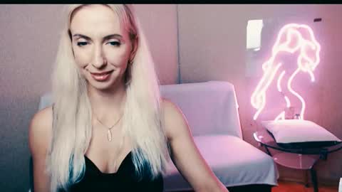 cute_smile_shy online show from 09/19/25, 07:47