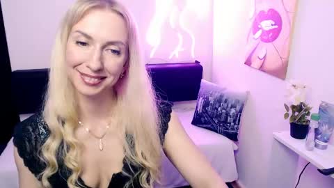 cute_smile_shy online show from 05/19/26, 08:48