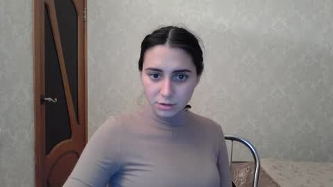 cute_strawberry_ online show from 12/21/24, 12:49