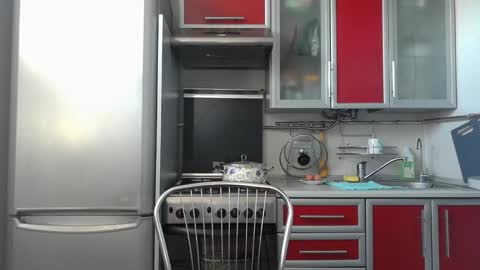 cute_strawberry_ online show from 02/08/25, 07:48