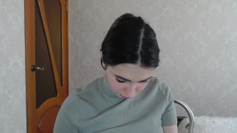 cute_strawberry_ online show from 02/08/25, 11:22