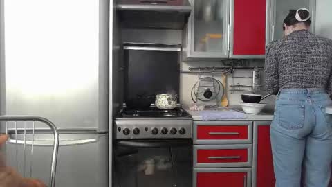 cute_strawberry_ online show from 02/13/25, 06:41