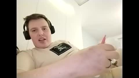 Snapshot of cutedude92 chatting on 11/21/25, 06:45 CuteguyBWC92 online show from 11/21/25, 06:45