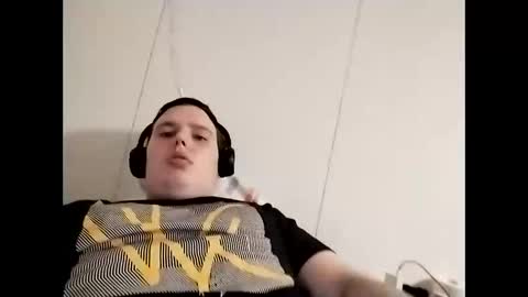 Snapshot of cutedude92 chatting on 12/04/25, 11:02 CuteguyBWC92 online show from 12/04/25, 11:02