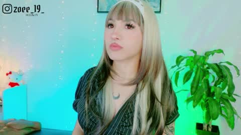 Snapshot of cuteezoe chatting on 03/30/26, 04:35 Zoe online show from 03/30/26, 04:35