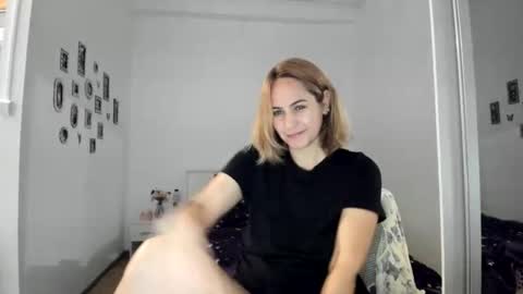 Snapshot of cutehana chatting on 10/20/25, 03:56 MADY online show from 10/20/25, 03:56