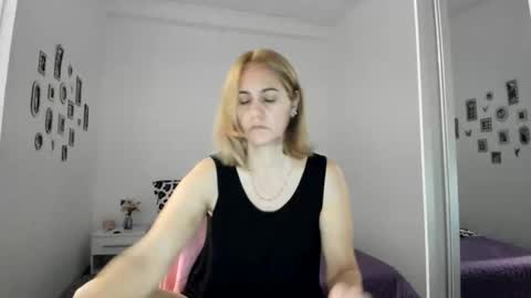 Snapshot of cutehana chatting on 11/01/25, 04:09 MADY online show from 11/01/25, 04:09