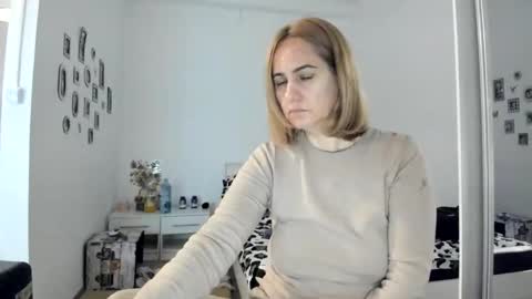 Snapshot of cutehana chatting on 11/16/25, 03:17 MADY online show from 11/16/25, 03:17